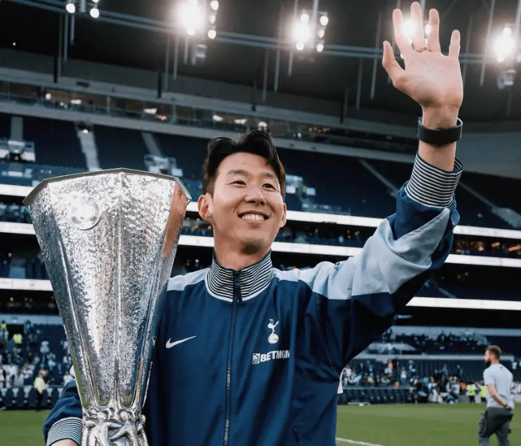 热刺官方消息，俱乐部前队长孙兴慜在今夏离开俱乐部后，于12月9日周二热刺对阵布拉