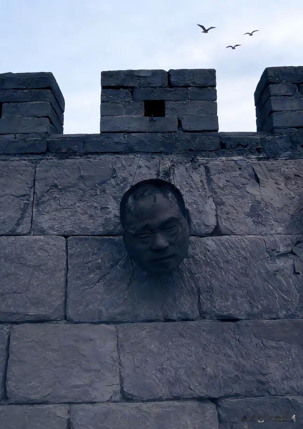 1948年，上海。一位外国记者拍下了这一幕：25岁的丁喜山烈士头颅高悬。
敌人想