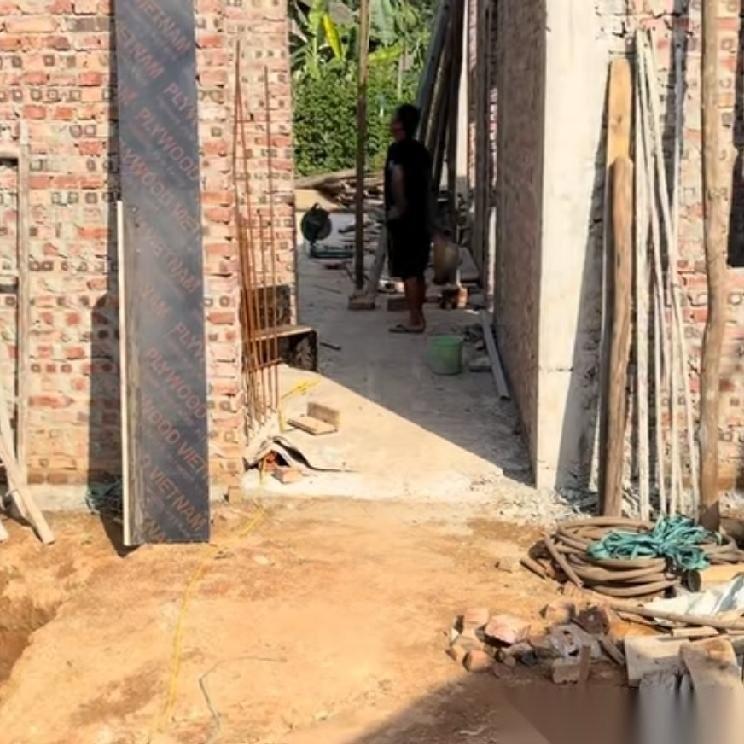 小松在越南省城安沛建民宿，原计划盖三层楼，报备的也是三层楼，原本连图纸和批文都齐
