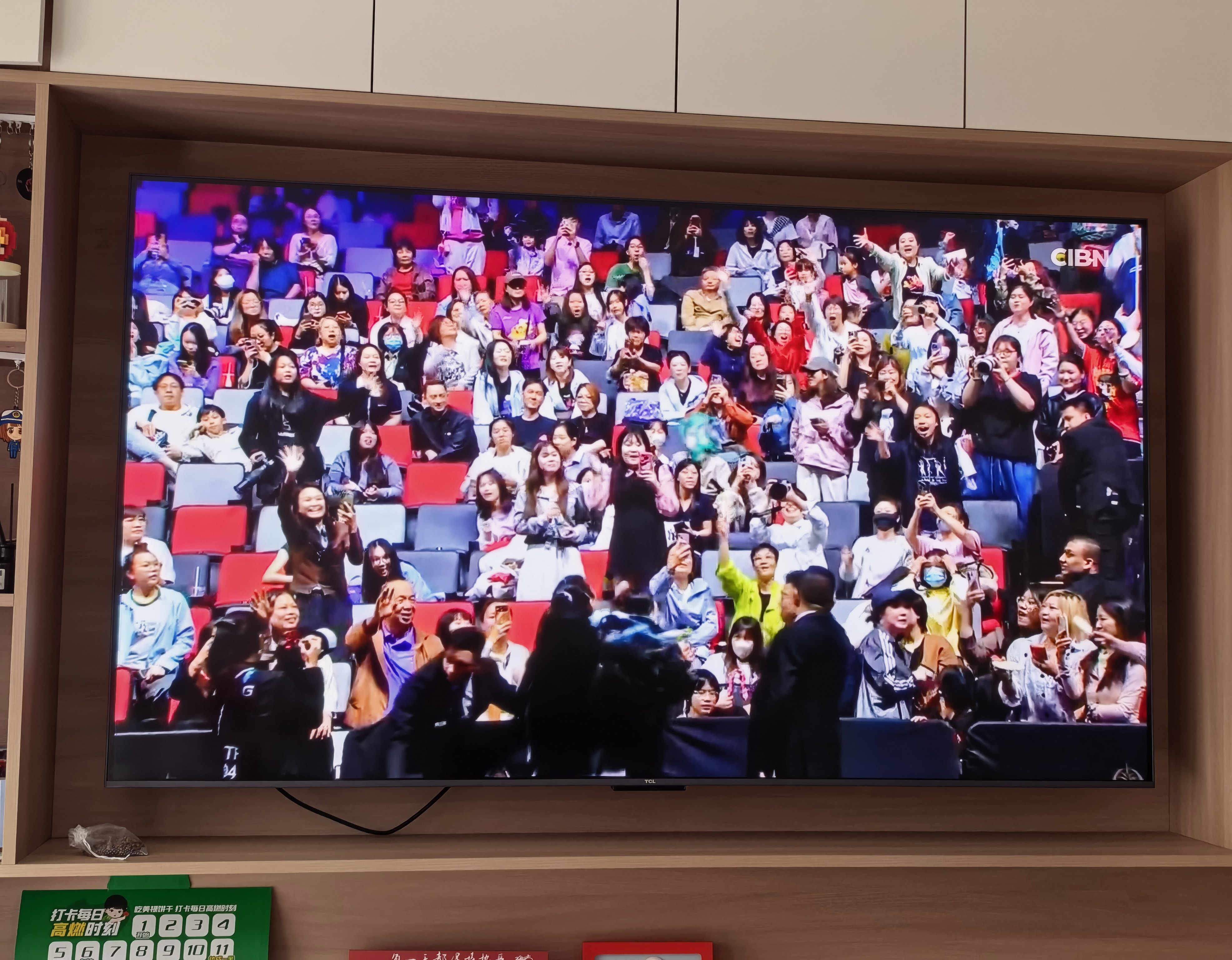 申裕斌很会宠粉了叫饭撒是吧我觉得挺好决定用电视看温瑞博这边比赛了 