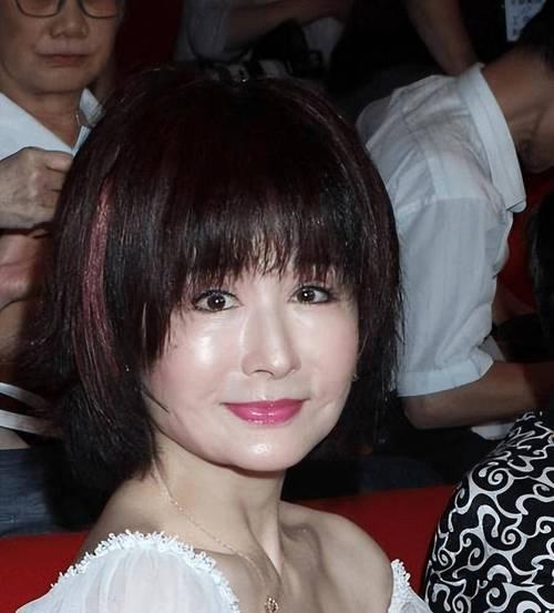 76岁潘迎紫金钟奖红毯封神，冻龄状态惊全场
 
第60届金钟奖红毯上，76岁的潘