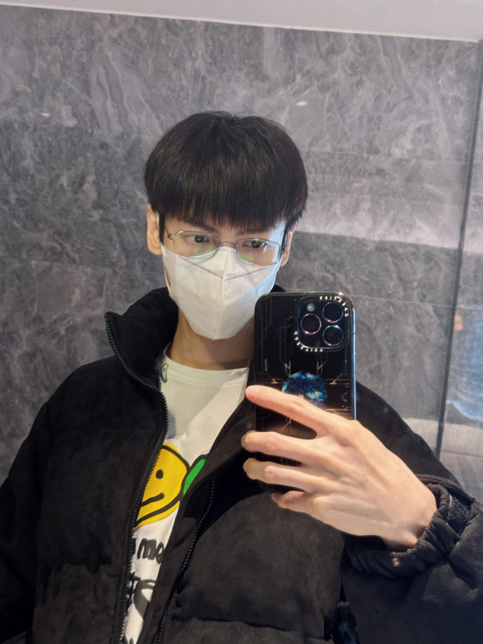 转存收藏～罗云熙最新微博2025.01.01祝大家元旦快乐！（咱就是说 这头发长