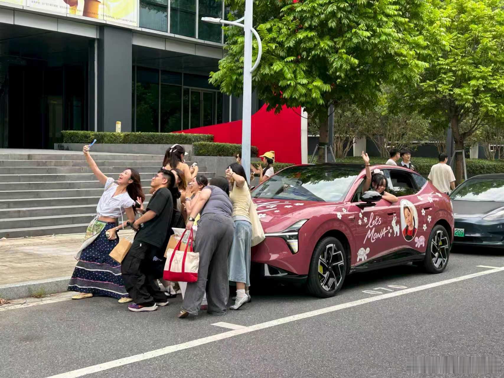 9月12日，一位浙江女生开着自己的小鹏MONA痛车，从浙江一路自驾到广州、千里应
