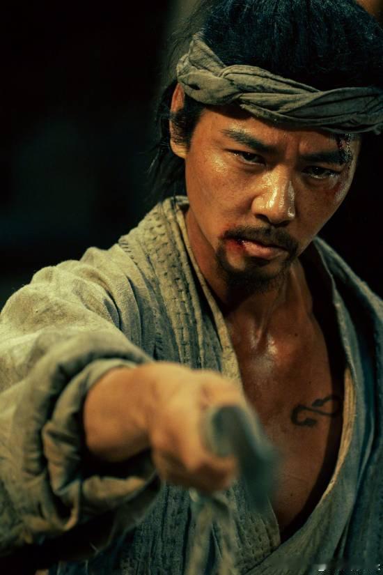 《镖人》双头蛇演员张晋晒个人剧照：给大家拜个晚年日前，电影《镖人》双头蛇演员张晋