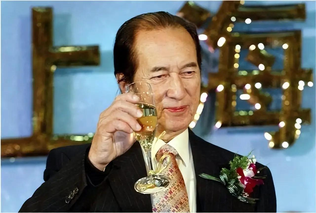 赌王何鸿燊说过：“假如你手气爆棚赢了2000万，想收手走人，赌场绝不会拦你，大门