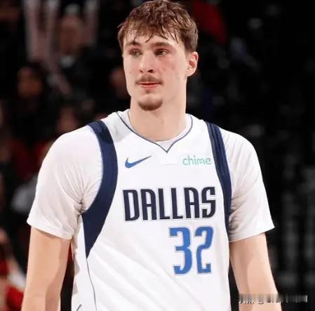 NBA官方更新新一期新秀排名，弗拉格，克尼普尔继续领跑前两名。VJ-埃奇库姆超越