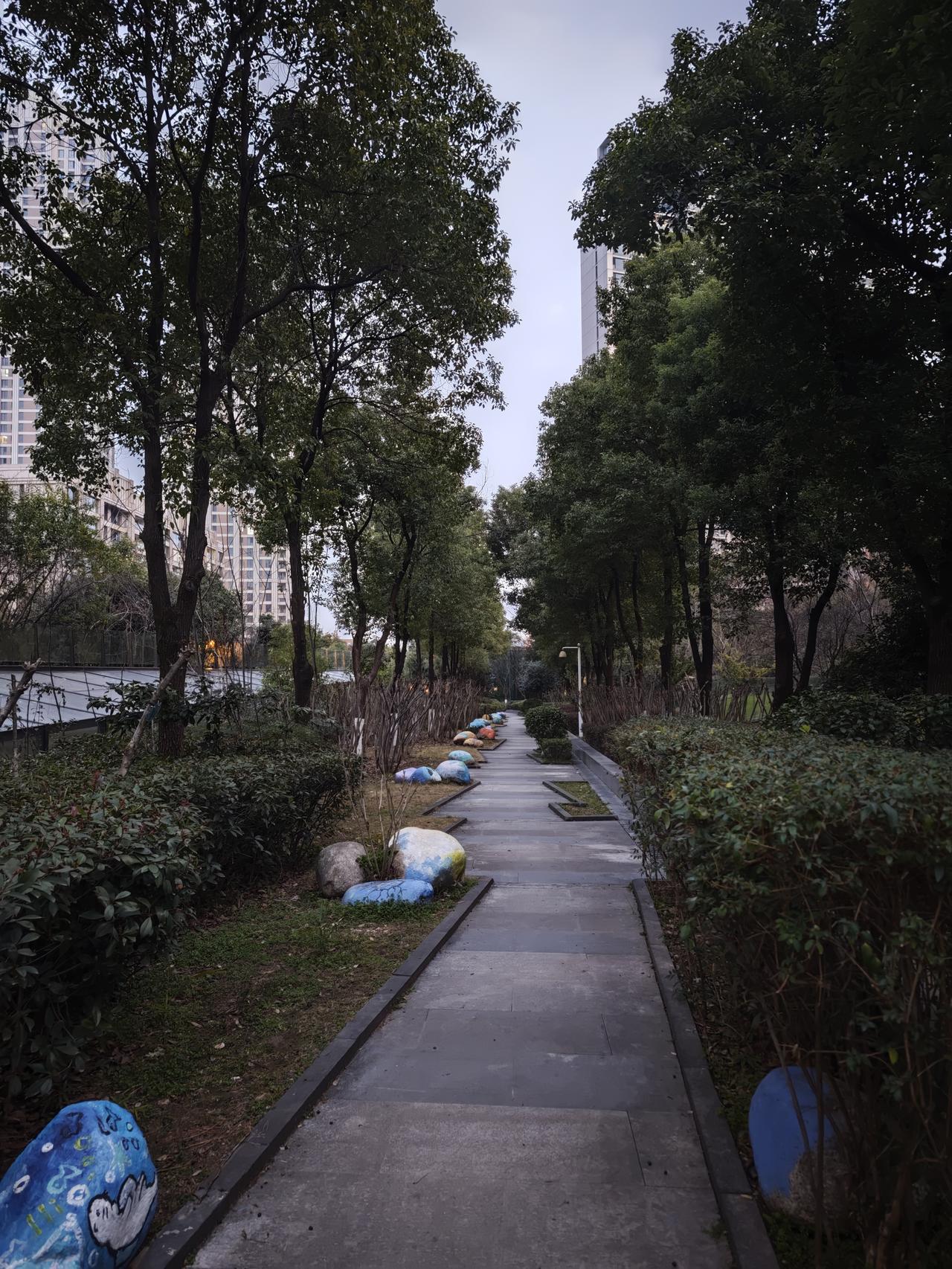 我喜欢过年，我爱的是那种慵懒松弛的氛围，心安理得地不工作，心安理得地吃喝，马路上