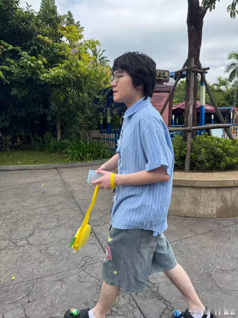 谁家福建靠谱男人送真金谁也没有想到坦然准备的线下逆应援直接拿出了黄金小菠萝，小小
