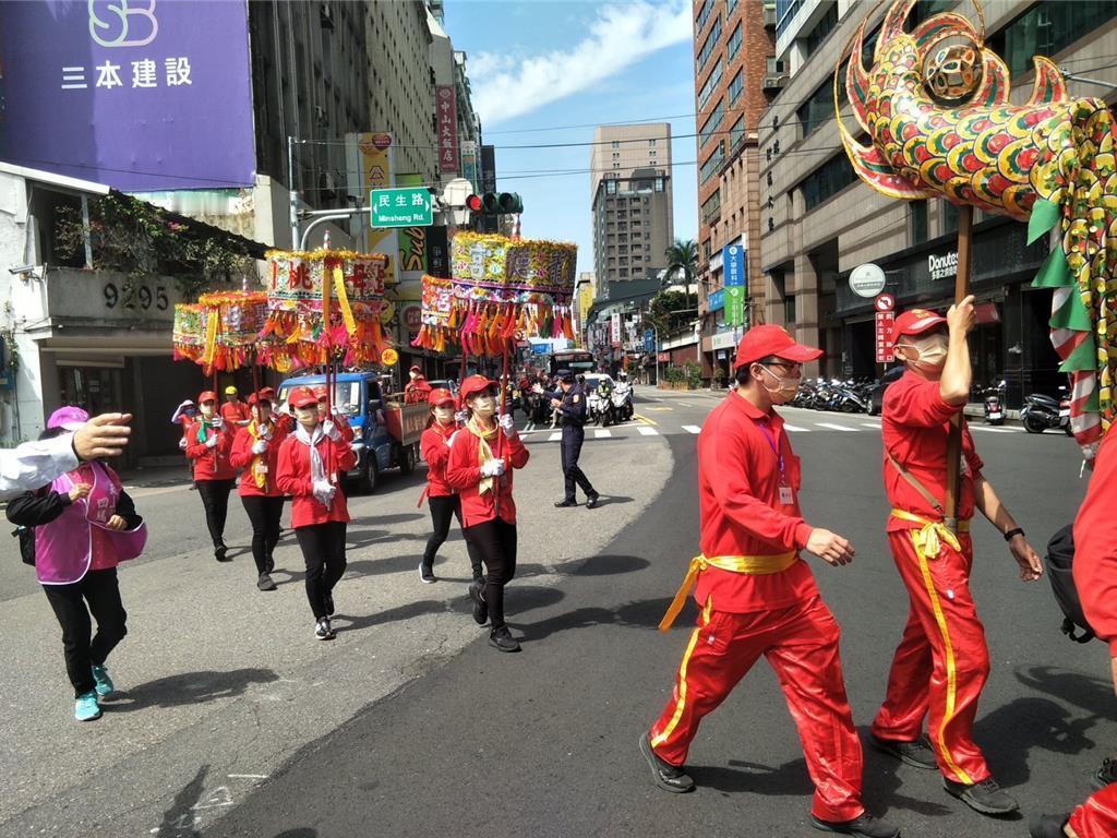 桃园龙德宫南巡遶境的回銮仪式预定于12日中午正式开启。队伍将先在桃园车站后站的福