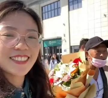 2018年，一长沙姑娘，在北京地铁站为一陌生老人指路，并给了100多元现金，哪料