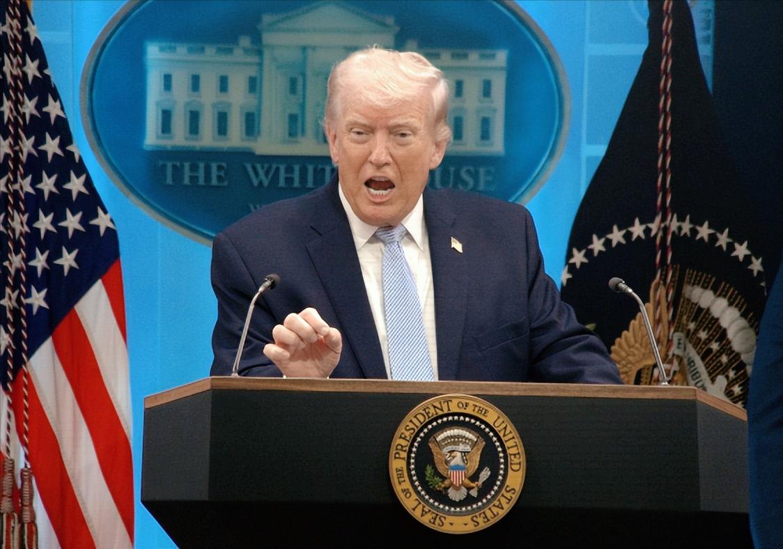 特朗普这次真破防了，放话媒体不交出泄密者，全体蹲大牢，此前为了救一个坠机的飞行员