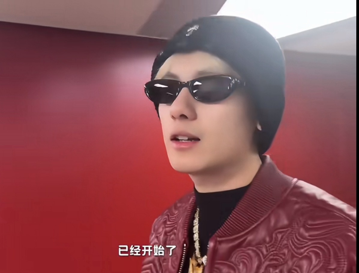 胡先煦染了个新发色，特意戴了帽子藏着，本来想准备个惊喜，结果忘了安检要摘帽子全被