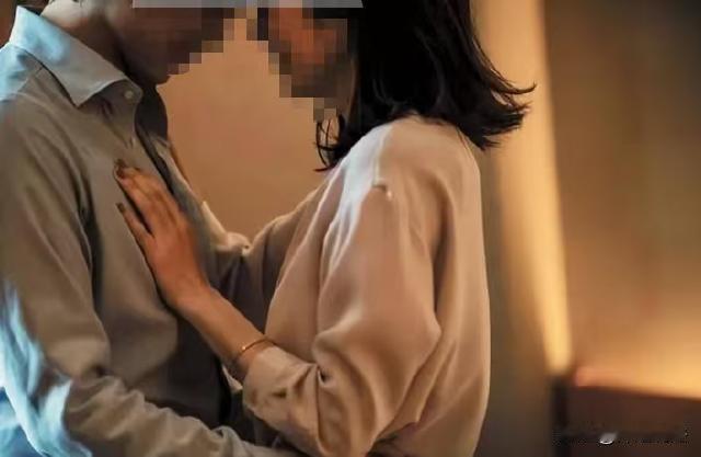 河南商丘，一个已婚少妇打扮的花枝招展，晚上出门约会，女子的婆婆则跟在后面，想跟踪