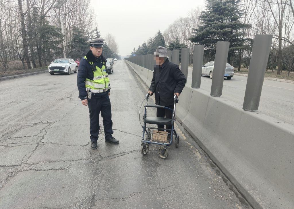 【交警暖心救助 及时消除安全隐患】2月5日，新郑交管大队巡逻时，发现一名老人在行