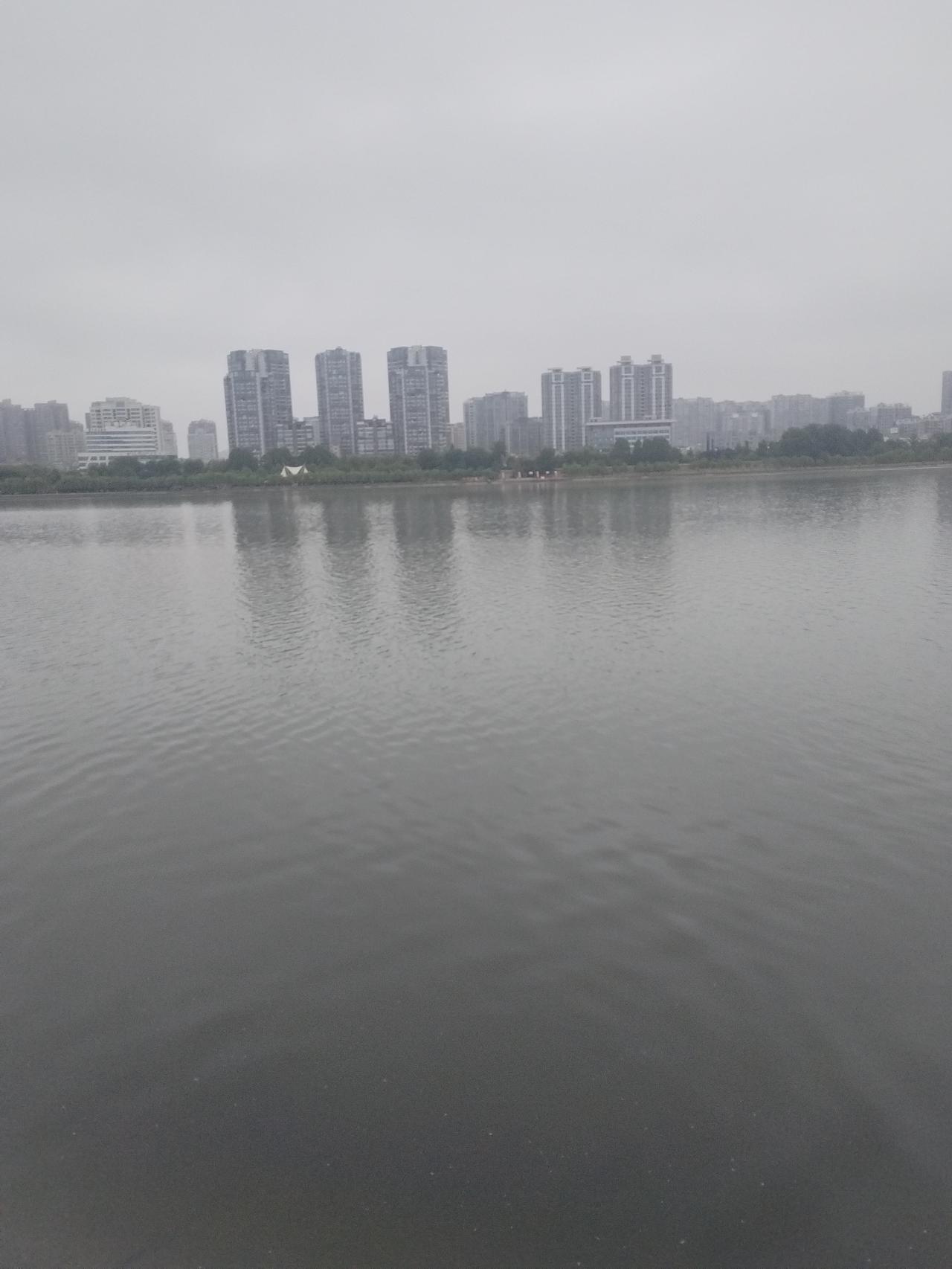 上联是“一夜寒风叶落尽”，描绘的是秋天秋风萧瑟，一夜之间把树上的叶子全部吹落，呈
