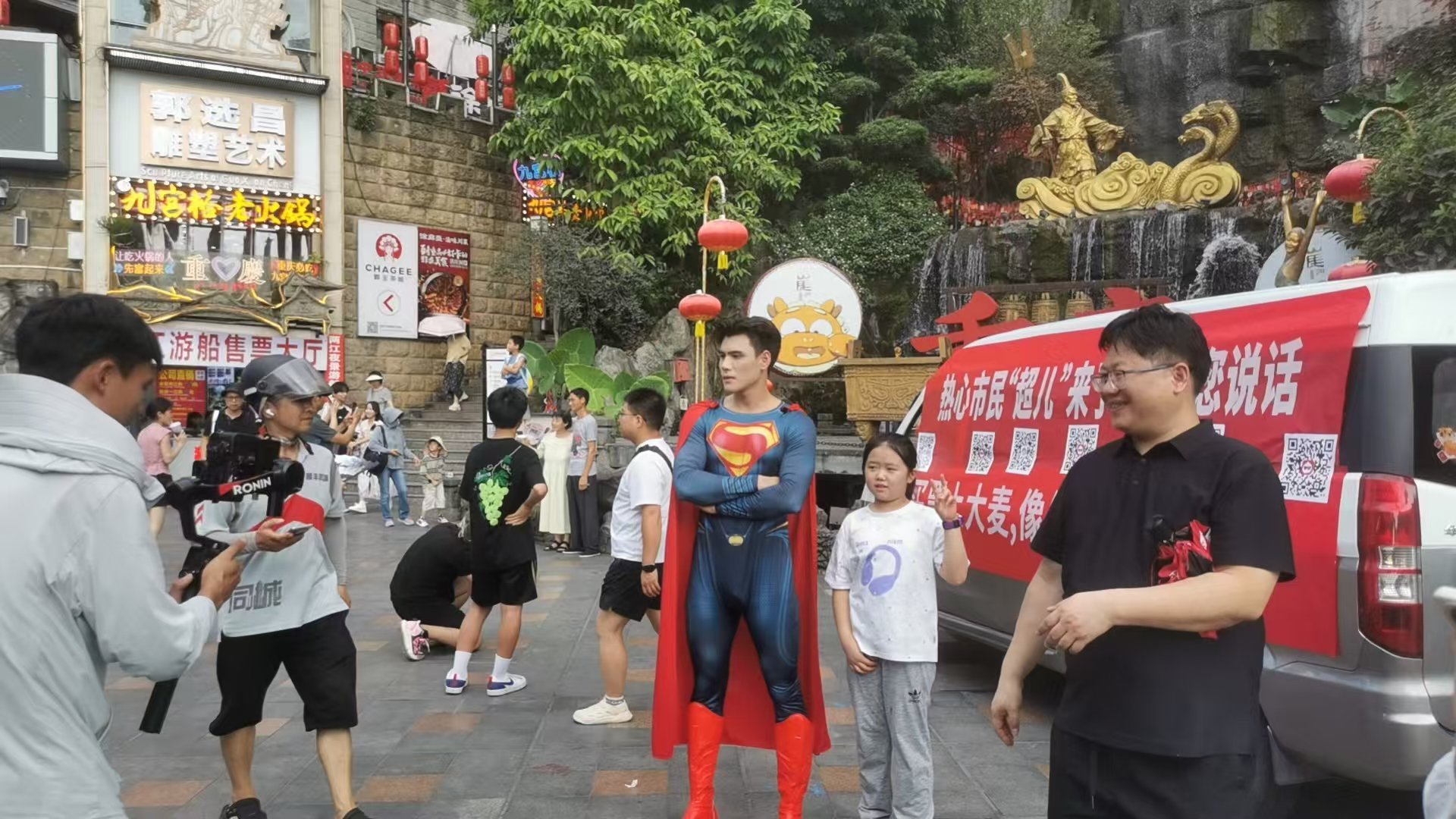 想V超人50给他吃火锅 震惊！超人在重庆街头上演“超在囧途”👀 吃完饭忘带钱，
