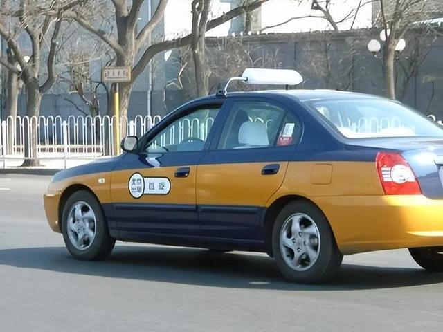 为啥现在大伙宁可等网约车，也不愿打出租车？说白了，如今的出租车，早活成了自己当年