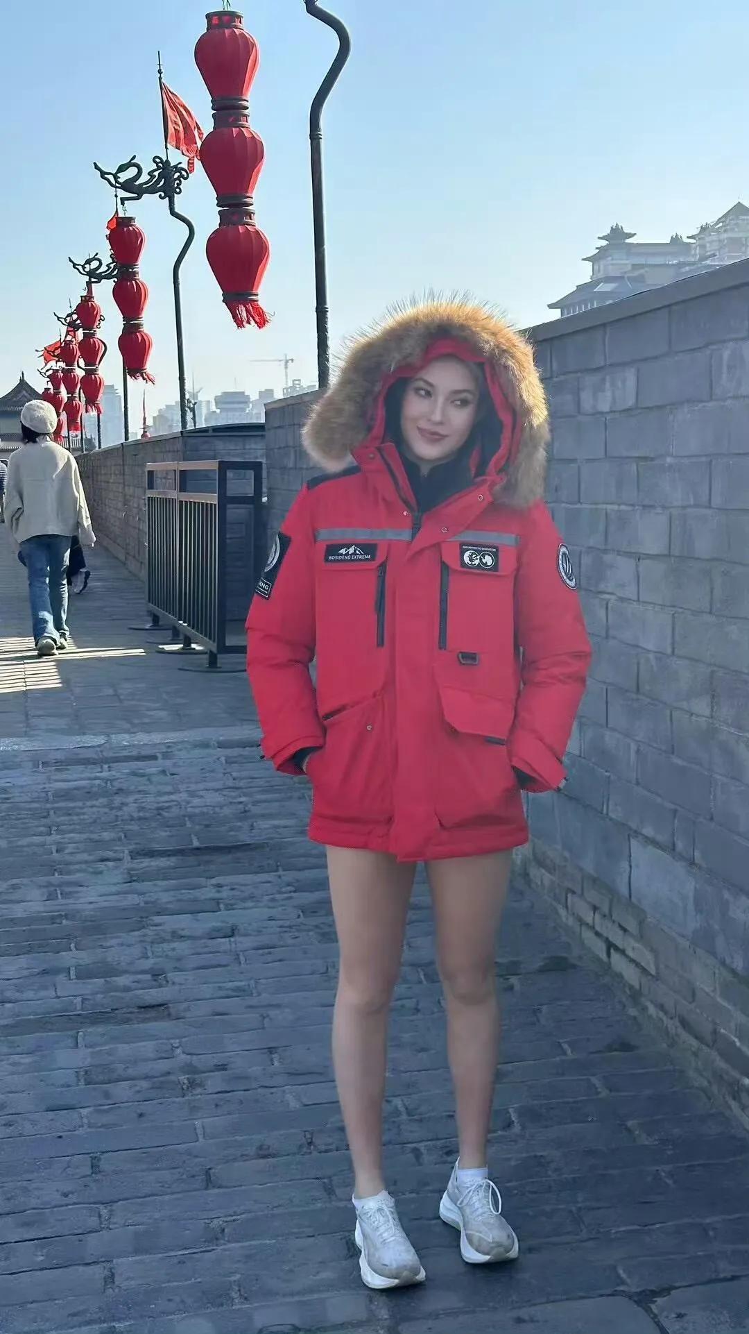 人的体质各不相同，但运动员的体质是真的强，谷爱凌在大冬天穿着羽绒服光着腿，一到冬