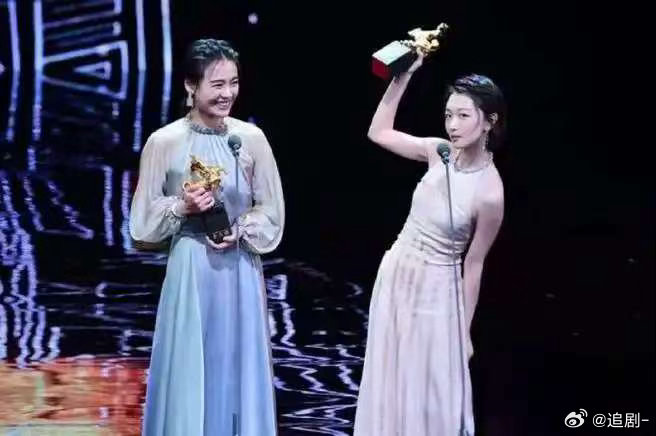 周冬雨亮相马思纯新片首映马思纯每次被喊东玉都想到冬雨两个妈妈坐在一起，两个女儿站