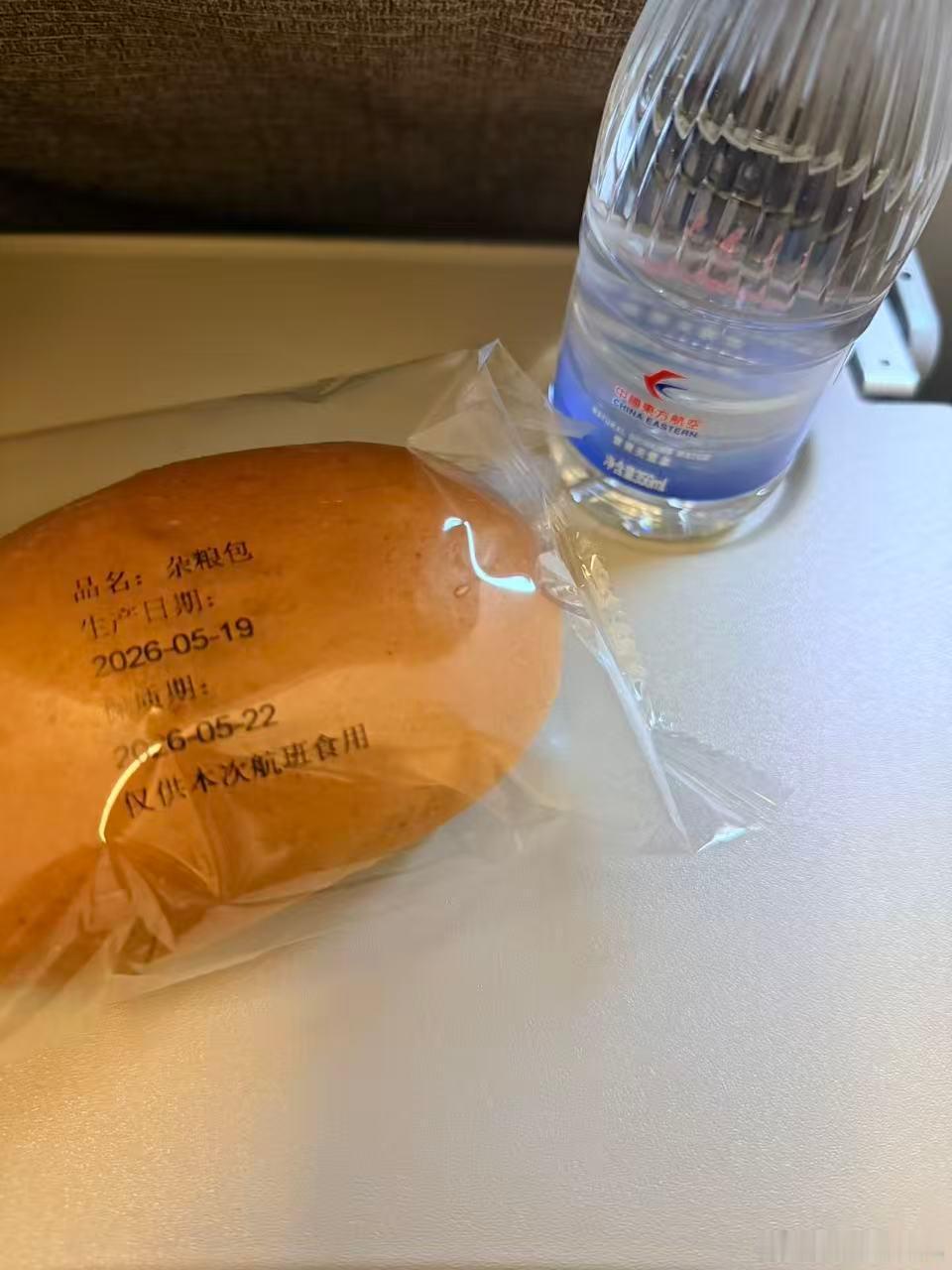 不是我说东航这个下午17:00-19:00航班没有晚饭正餐，配的是茶点：杂粮素面