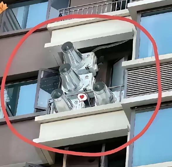 “震惊！”安徽，一男子出差回家，感到家里又闷又热，赶紧推开窗户，突然，看见对面住