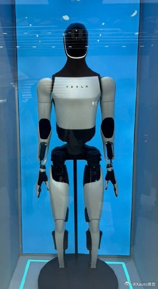 特斯拉第三代机器人亮相特斯拉第三代人形机器人亮相AWE2026，为其首款量产版，