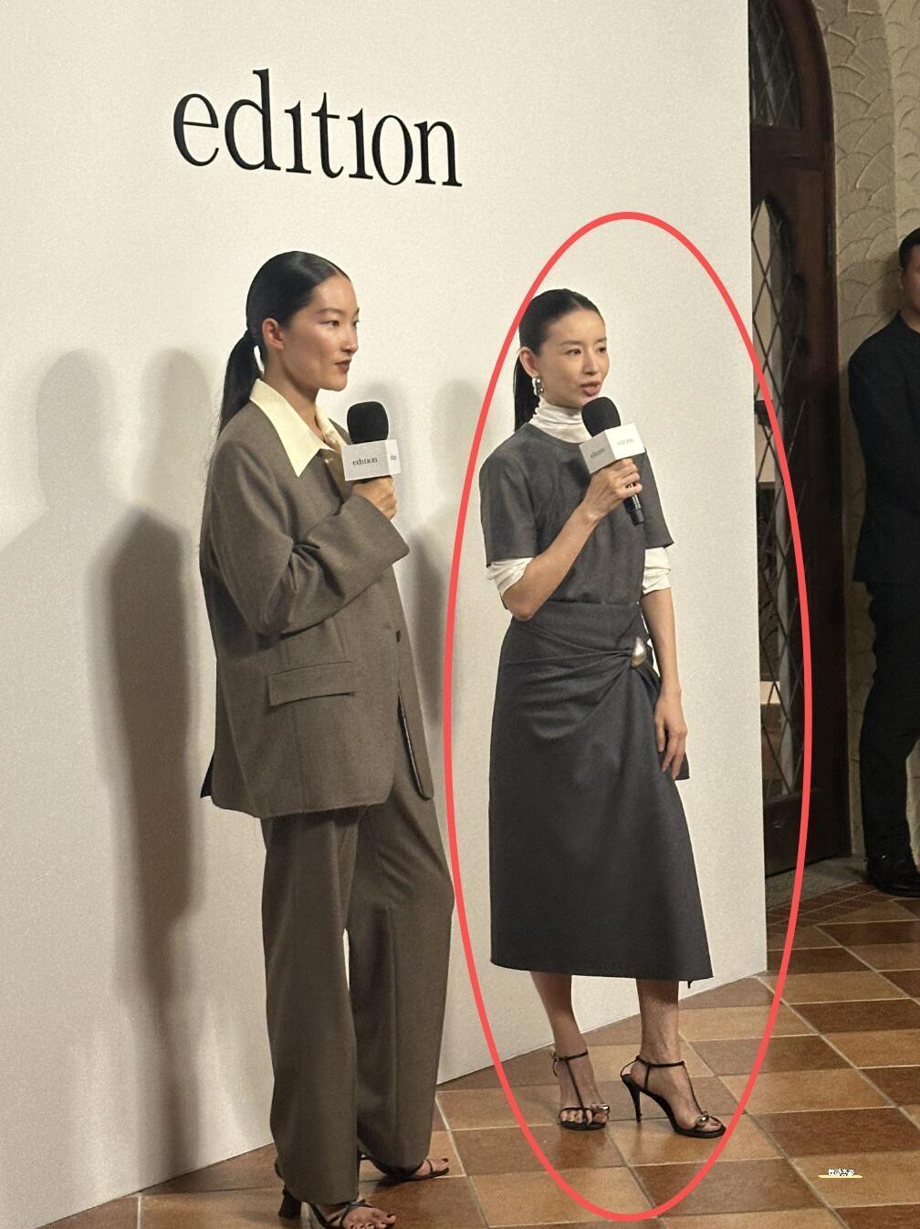 苏菲玛索很迷人毋庸置疑，
但我的眼睛一直被小小的董洁
吸引，不卑不亢淡然精致
这
