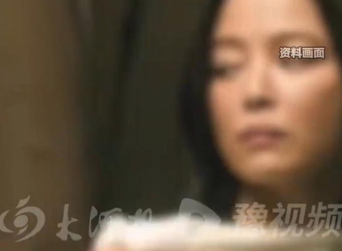 上海，已婚男为了躲开债务跟妻子假离婚，妻子转身就钻进情夫的被窝缠绵了。原来这女人