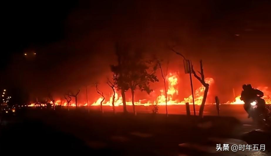 以色列袭击伊朗石油储存设施后，燃烧的石油流入附近街道。画面显示，道路上出现长长的