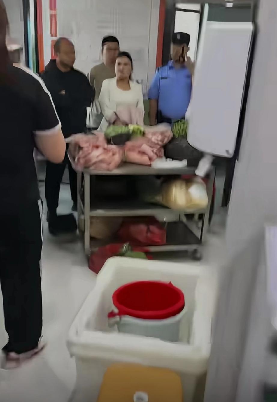 给孩子吃的肉是臭的！菜是发霉的！家长们愤怒了，花了那么多的钱送孩子们进托管机构，