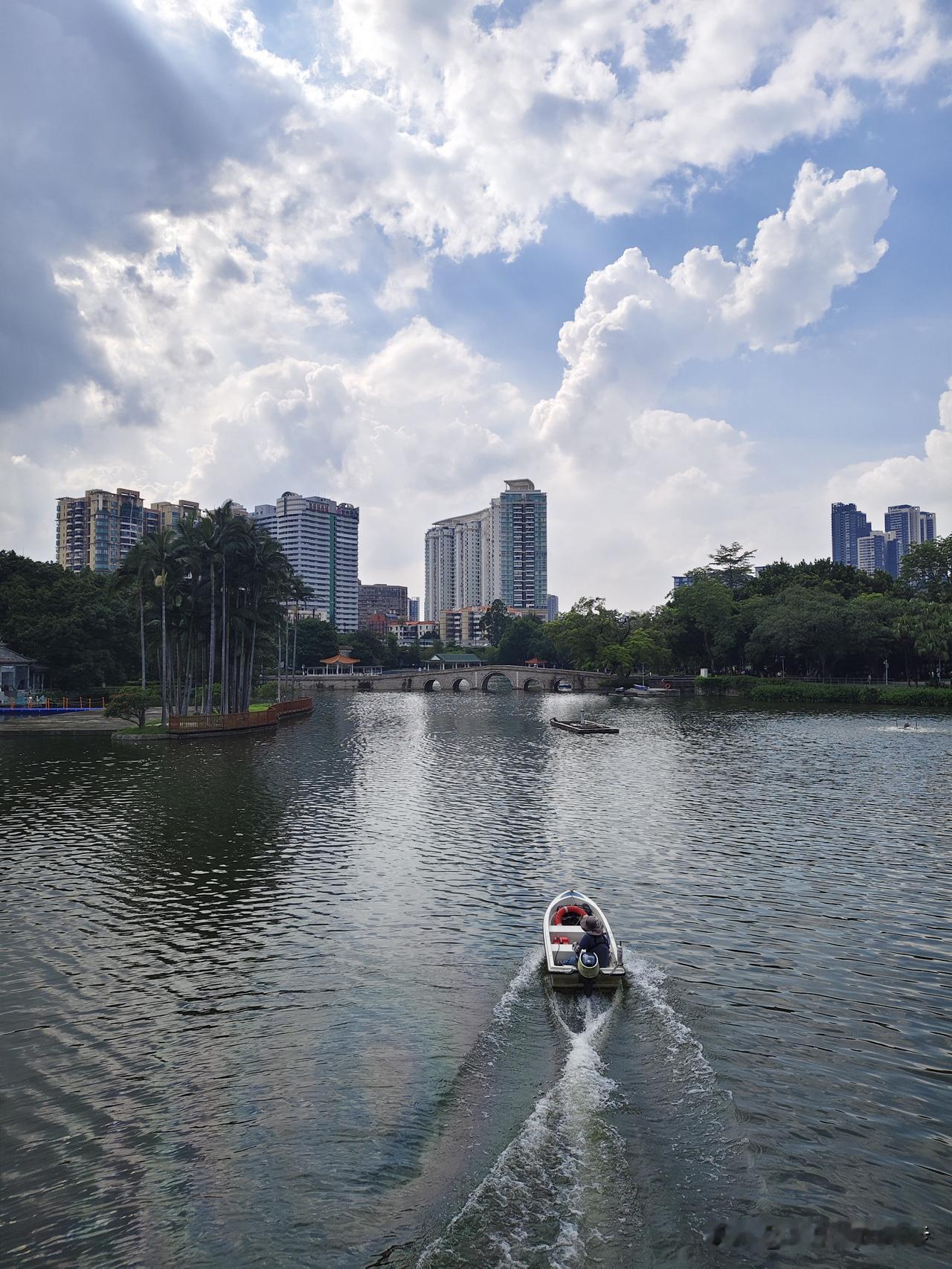 荔湾湖公园｜晴天午后，看小船划过湖面
 
昨天下午在荔湾湖，出太阳了。
阳光从云