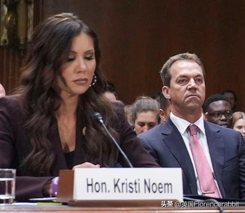 美国前国土安全部部长的异装癖丈夫首现！
克里斯蒂·诺姆丈夫的秘密双重生活曝光后，