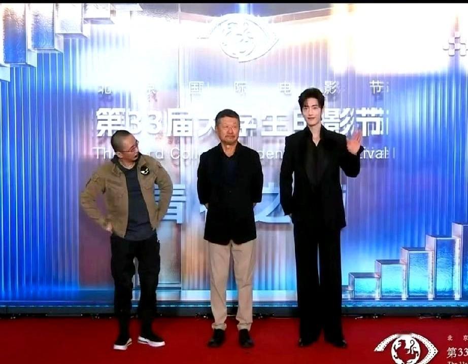 兰晓龙看肖战，简直像看稀奇。

之前路演，影院灯光昏暗，肖战穿着组服，兰晓龙大概
