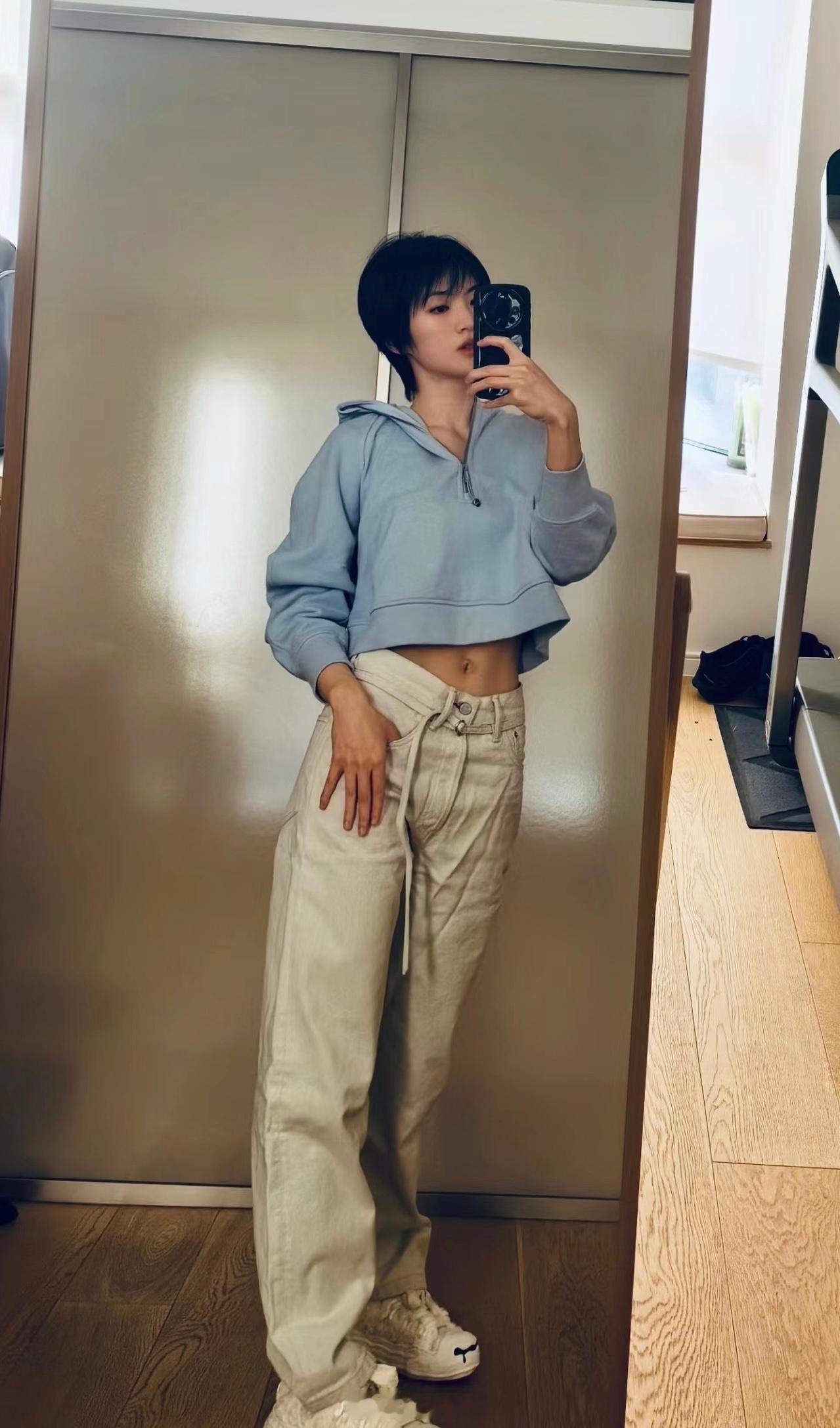 #姚安娜马甲线好绝# 姚安娜以其卓越的马甲线成为众人瞩目的焦点。那紧致的腹部，优