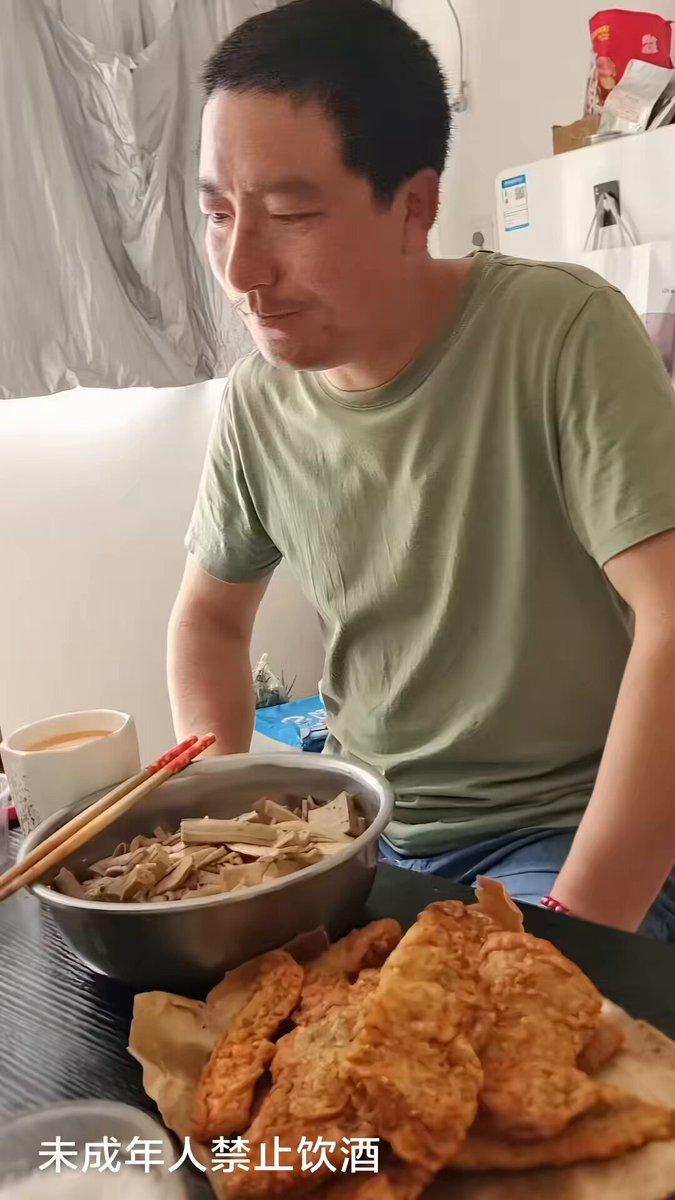 跑了一千多单，挣了6800块，
却被老婆嫌弃连7000都没到。
 
一个月只休息