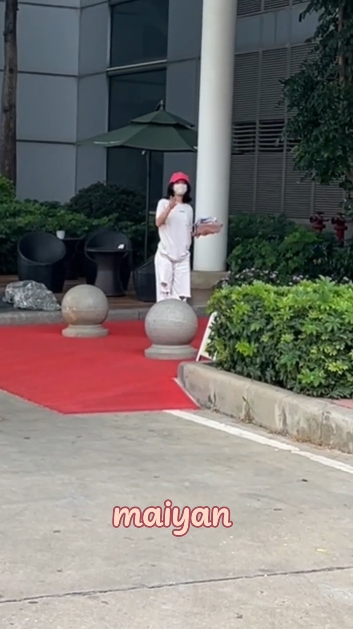 哎哟这个小麦麦萌萌地给大家来了个飞吻🥰🤲赵今麦机场给粉丝飞吻赵今麦机场飞吻粉