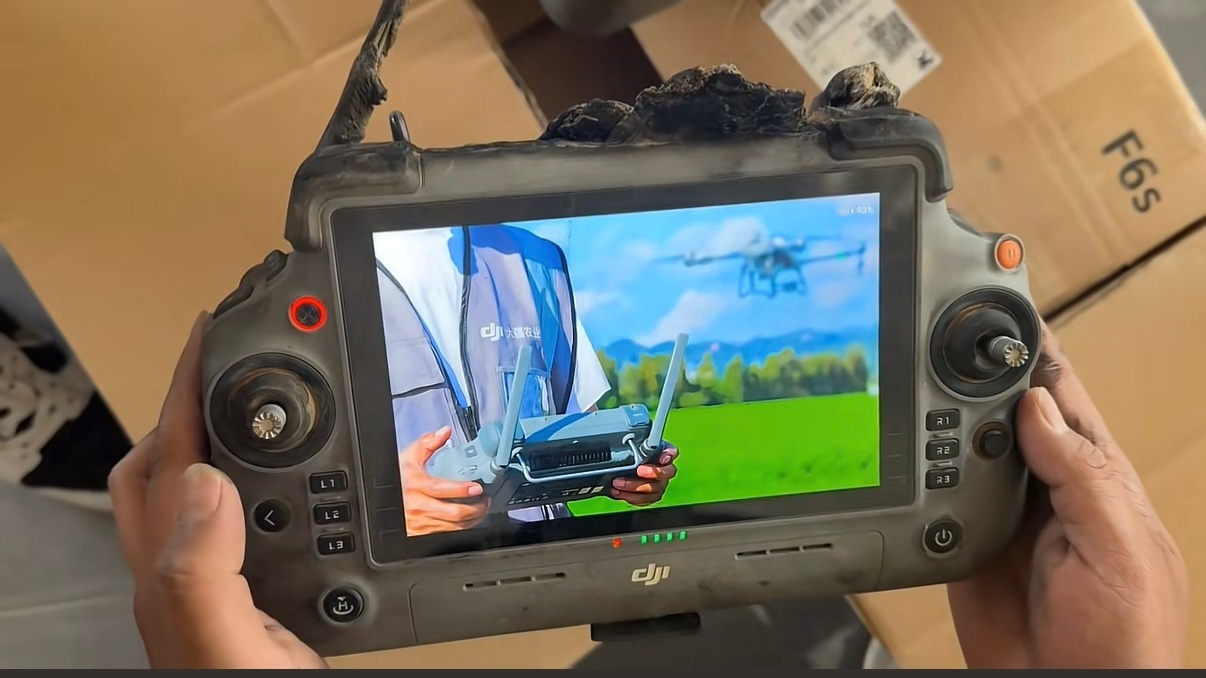 大疆背面都炸成这样了还能正常用绝了……大疆