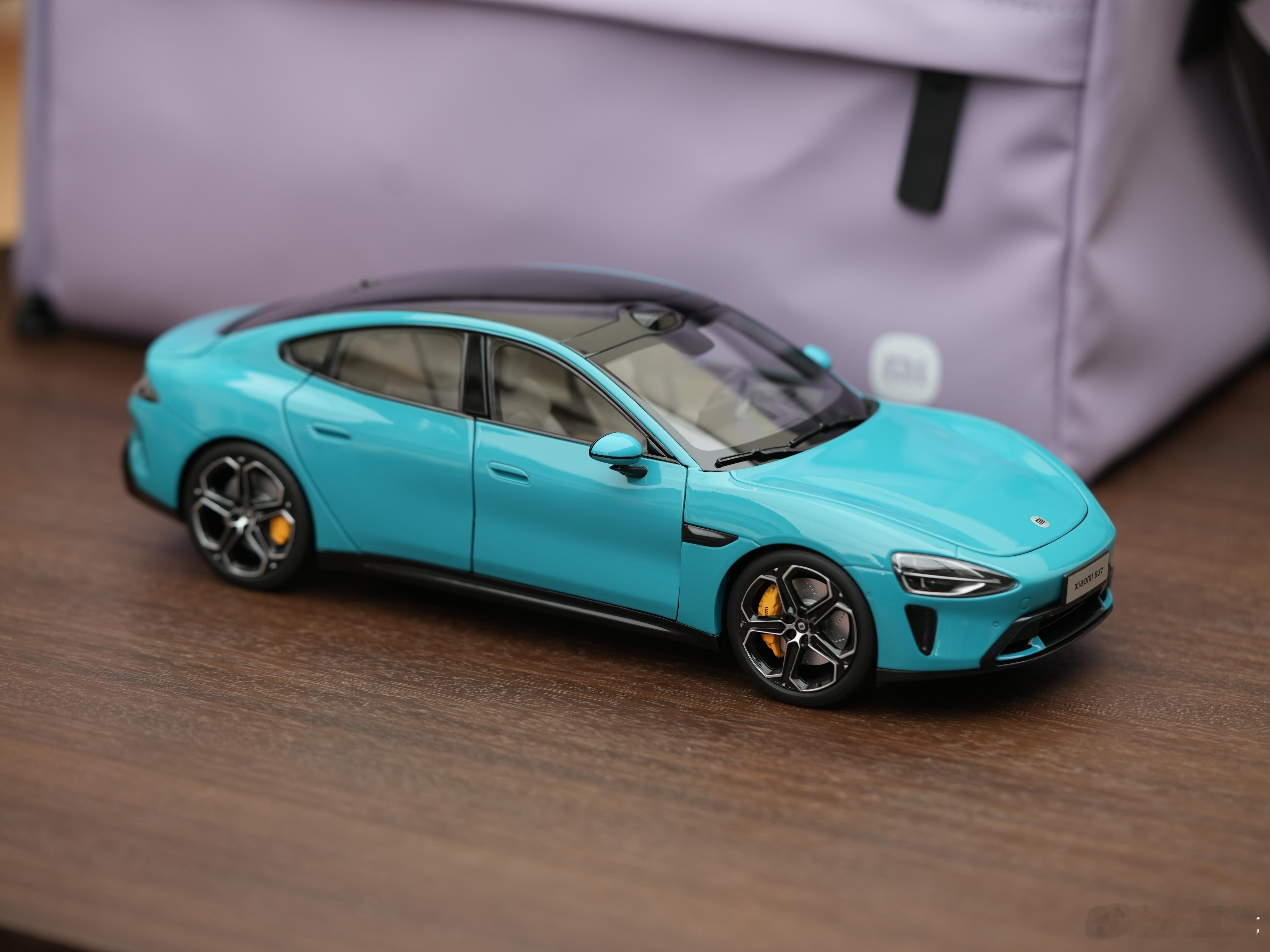 小米新春礼盒，里头是一台小米SU7车模。刚拍完就被同事抢走了