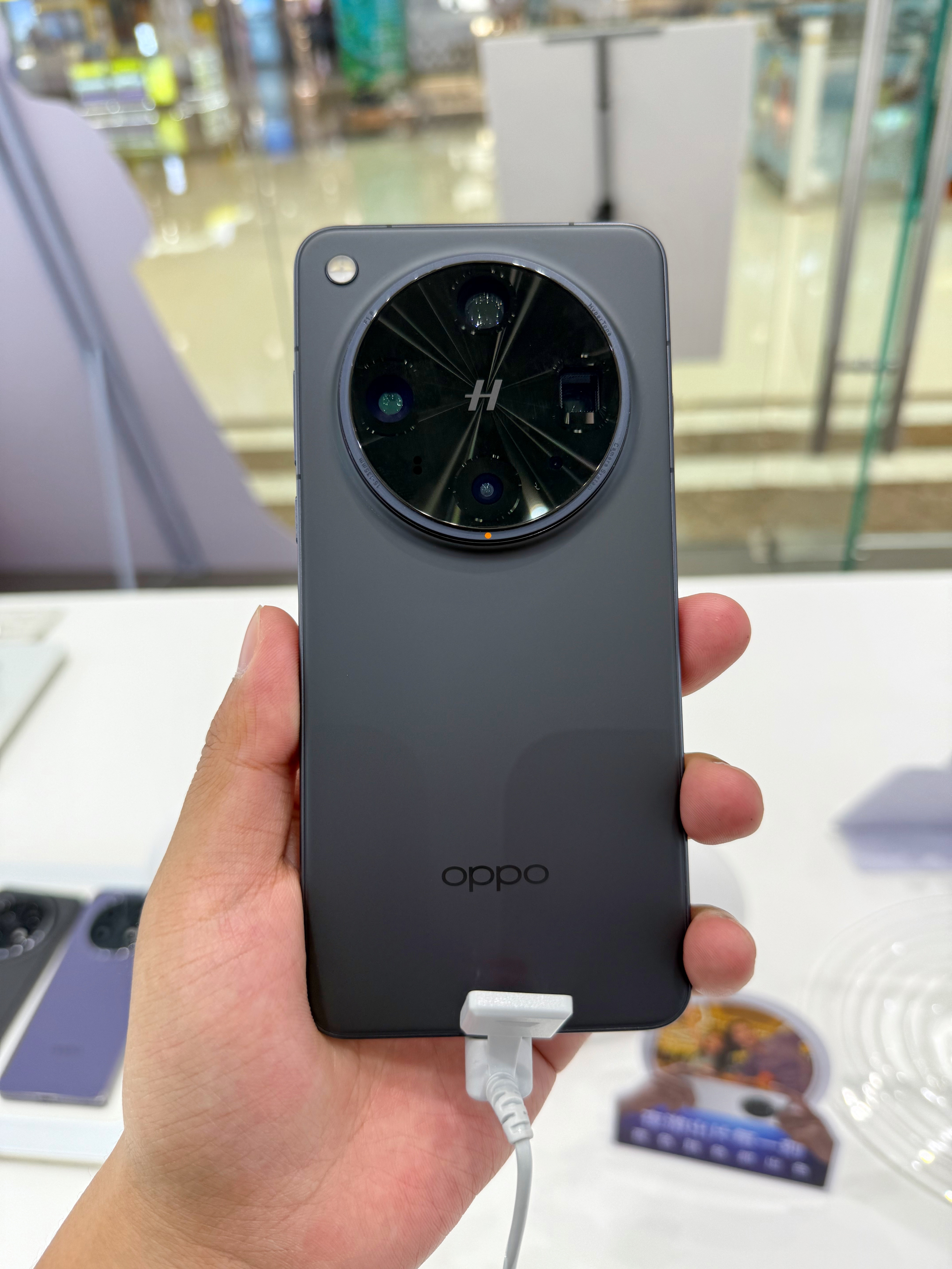 刚在店里看了OPPO Find X8系列，有一说一，这个X8s手感真好，轻薄颜值