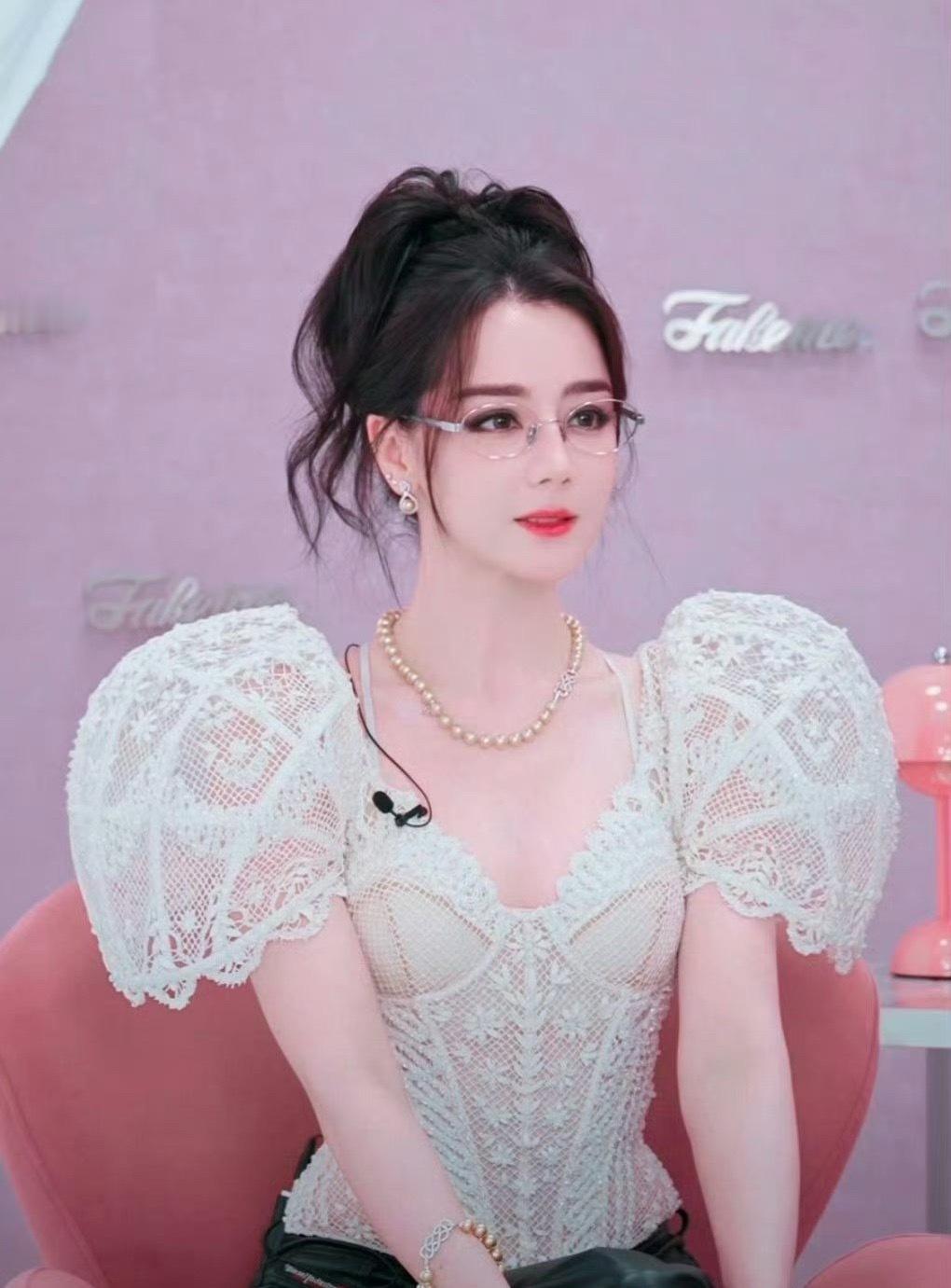 杨紫、迪丽热巴今日份直播状态，两人都穿了泡泡袖。杨紫直播迪丽热巴直播