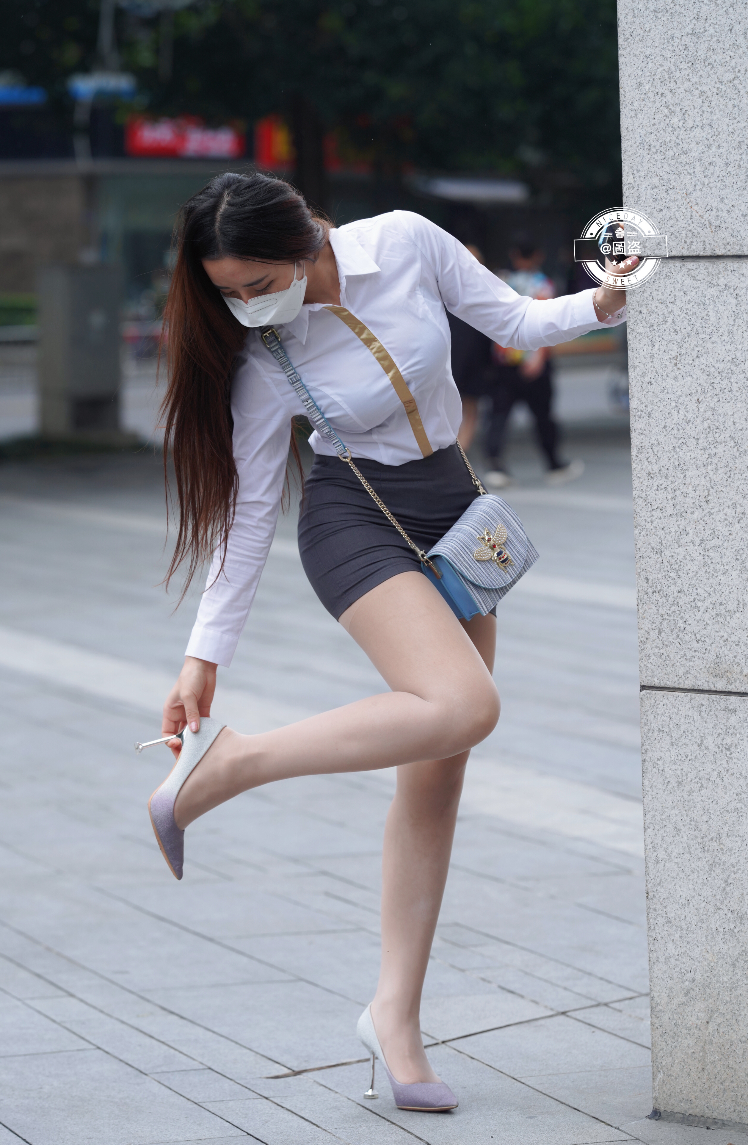 短裙白衬衫 ,  好看 !![吃瓜][吃瓜] ​​​