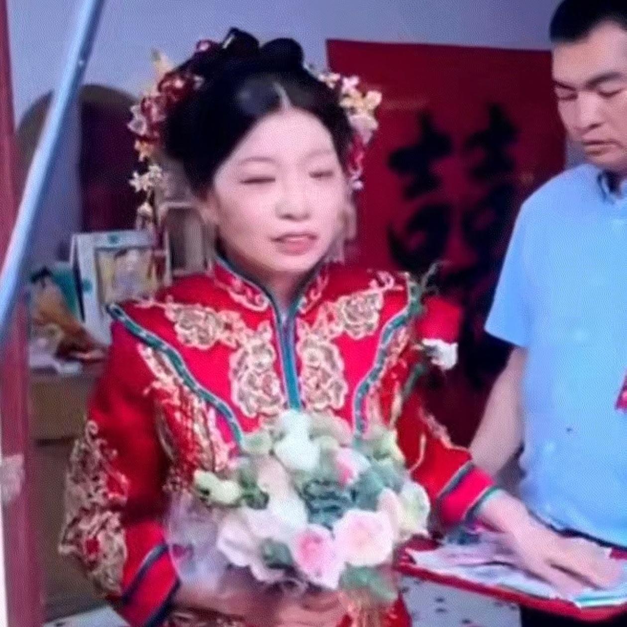 河南一对兄妹，自幼父母双亡，相依为命长大，妹妹出嫁那天，哥哥端着喜钱盘送她出门，