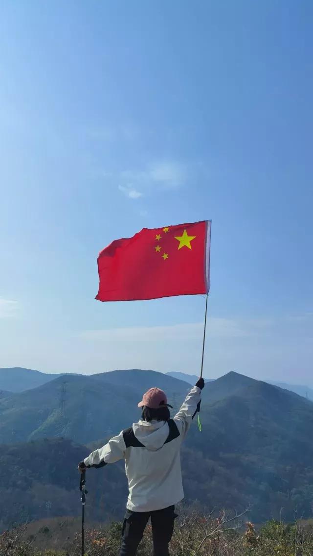 五星红旗，迎风飘扬！
我和国旗拍张照