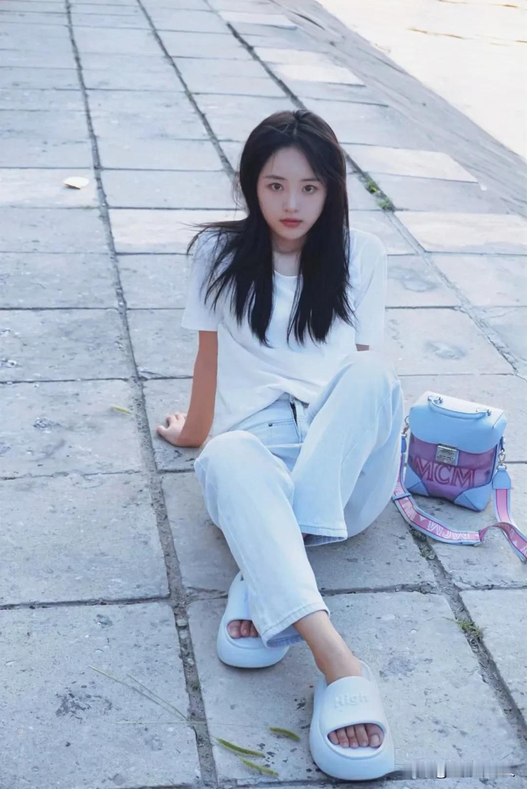 #夏日生活打卡季#美女江边席地而坐，依然很仙。