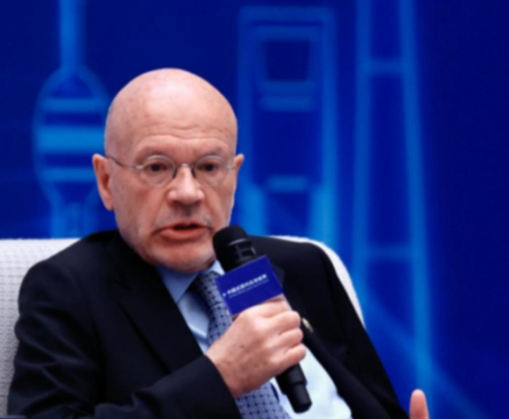 英国学者坦言：美国之所以一直针对中国，是因为中国犯了一个大错。一个建国才二三百年