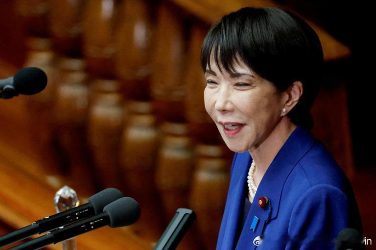 东京——日本内阁今天批准了1350亿美元的经济刺激计划，以帮助家庭应对不断上涨的