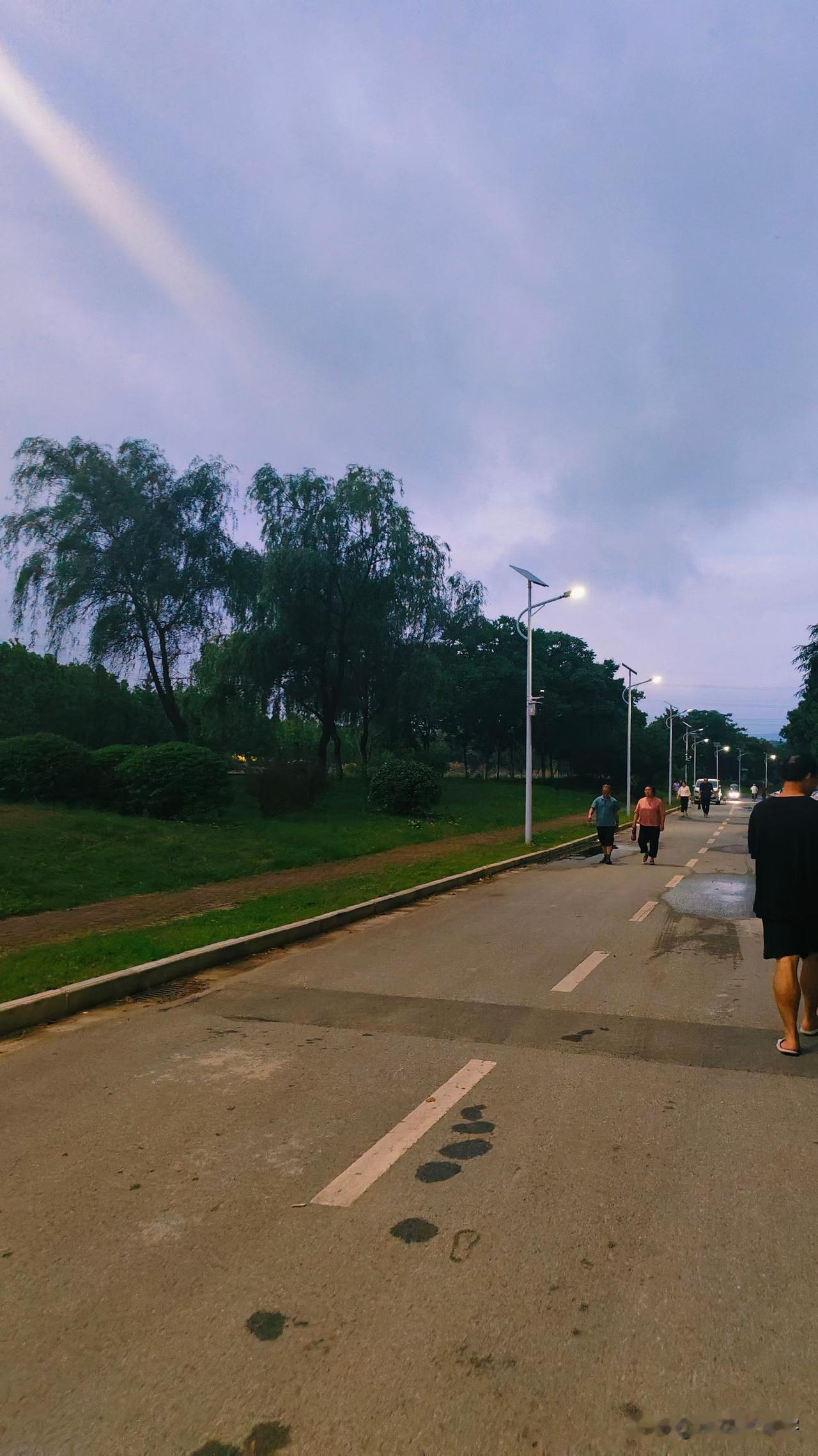 我认为愿意。

如果人生可以重来一次，我依然毫不犹豫，愿意做现在的自己。
 
这