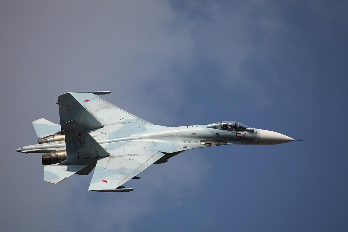 最近俄罗斯空军比较心烦：一架俄罗斯 Su-27 战斗机在瓦卢伊基村附近被击落。 