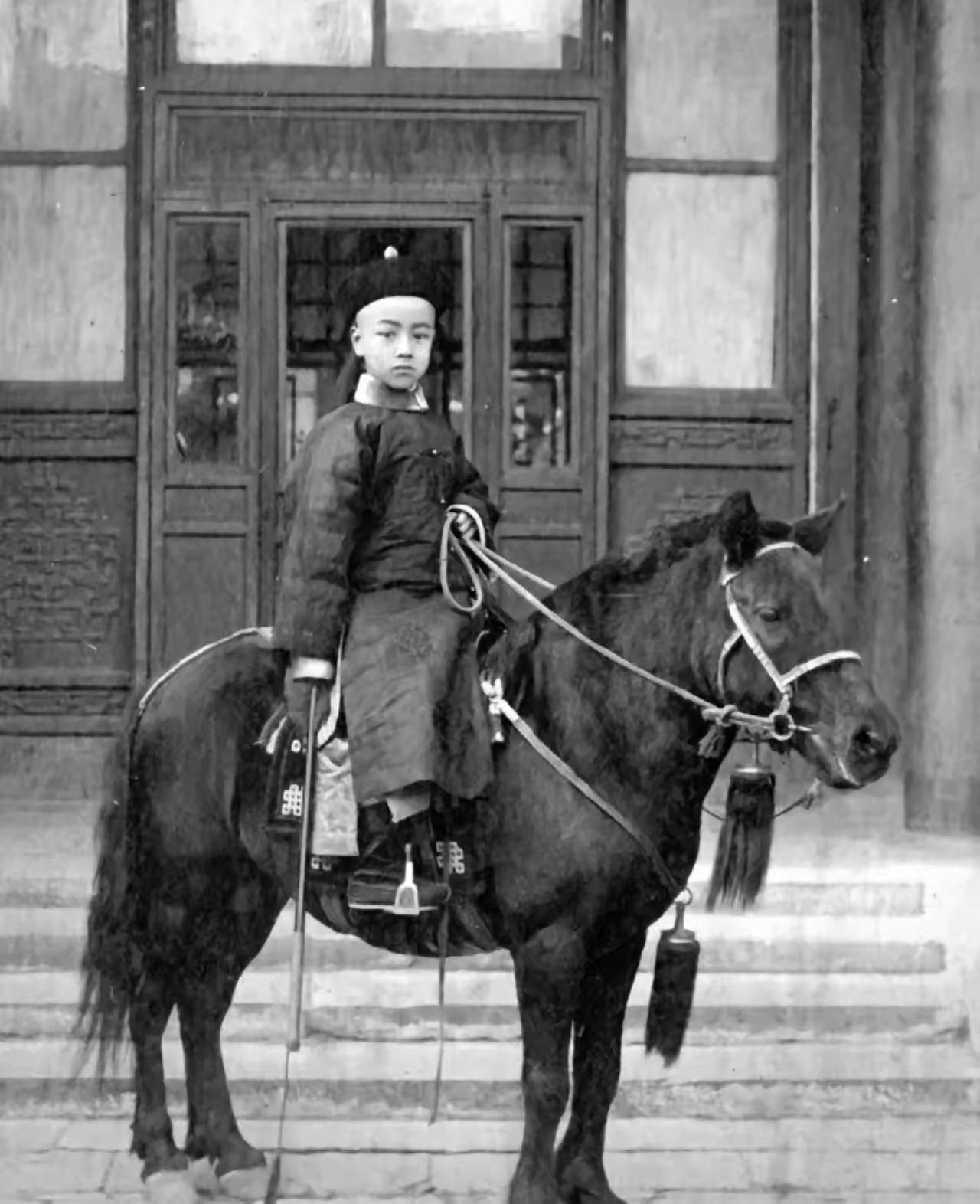 1890年，清末风云诡谲，爱新觉罗.溥伟在皇宫前骑马，留下了这张照片，此时他不到
