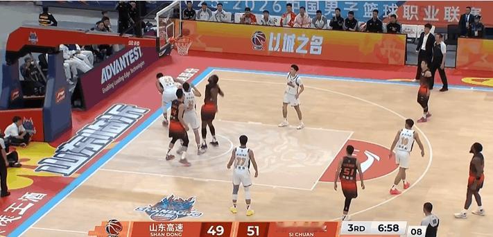 克里斯又摔球！还是老毛病，进攻不中随后摔球吃到技术犯规，这一点很难改，鲍威尔和柏